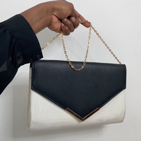 *NWT* Cute black and white Clutch - Picture 12 of 14